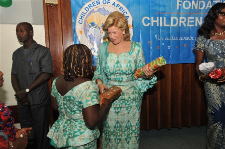 Cérémonie de baptême des puéricultrices : Mme Dominique Ouattara gâte les mamans